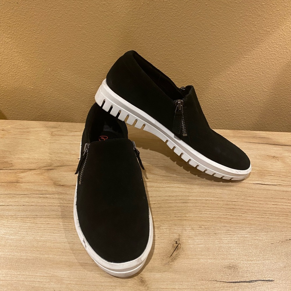BLONDO womens waterproof leathered uppers black slip ons, excellent condition!
